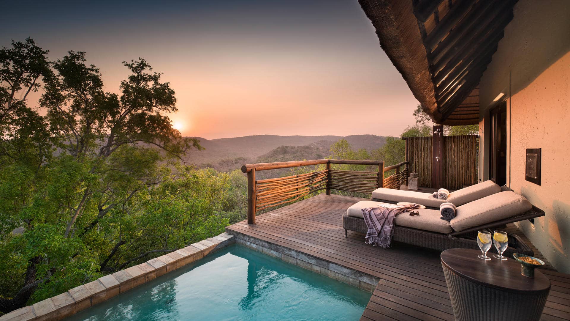 Phinda Mountain Lodge Suite vista sul tramonto dalla veranda con piscina del phinda mountain lodge