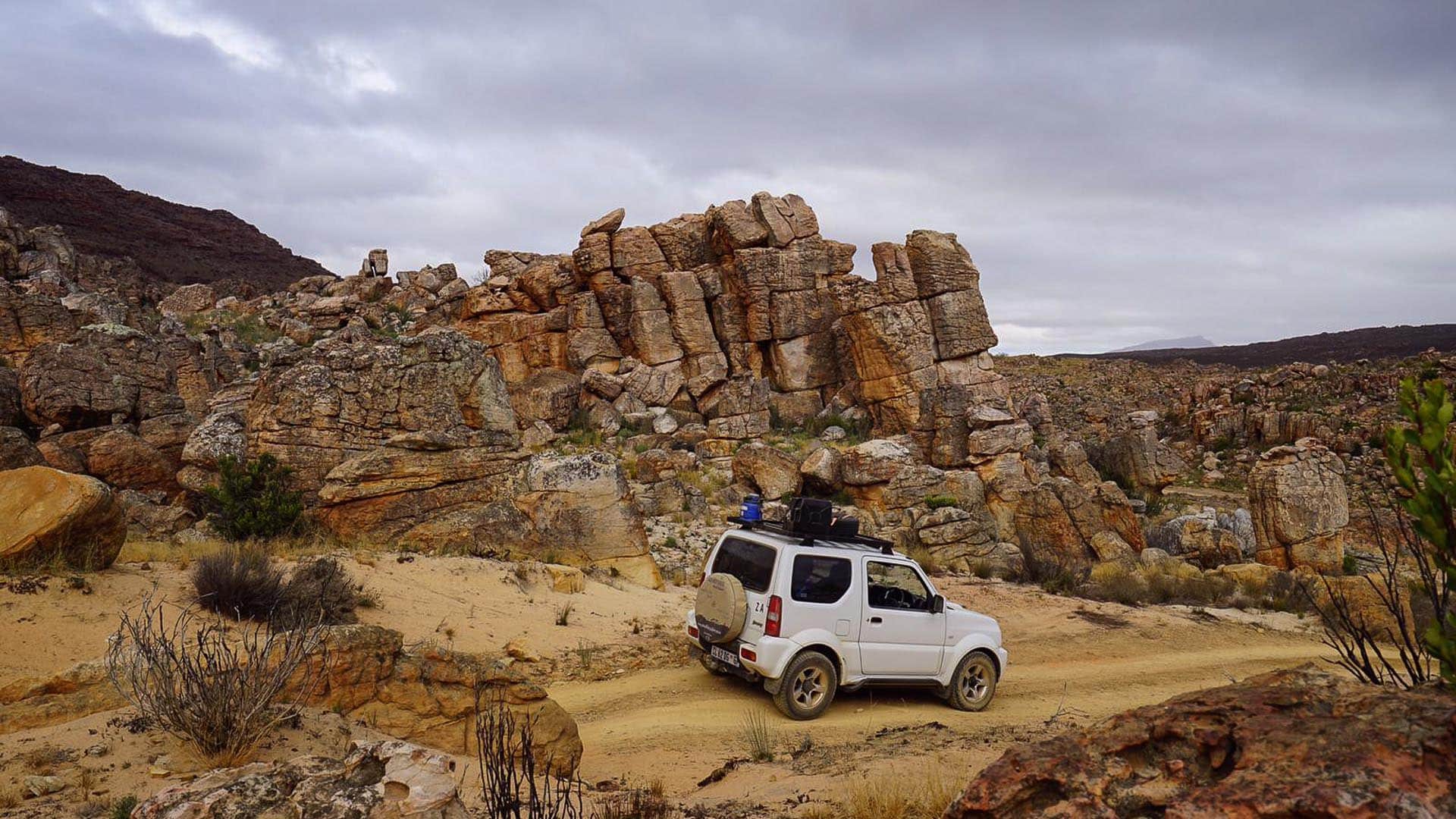 cederberg 4x4 Un veicolo 4x4 su una pista che attraversa la regione montuosa del Cederberg