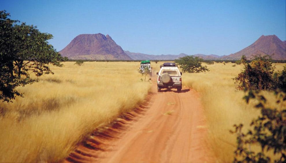 marienfluss_4x4_990 passaggio di fuoristrada lungo un pista di sabbia rossa che attraversa la marienfluss valley