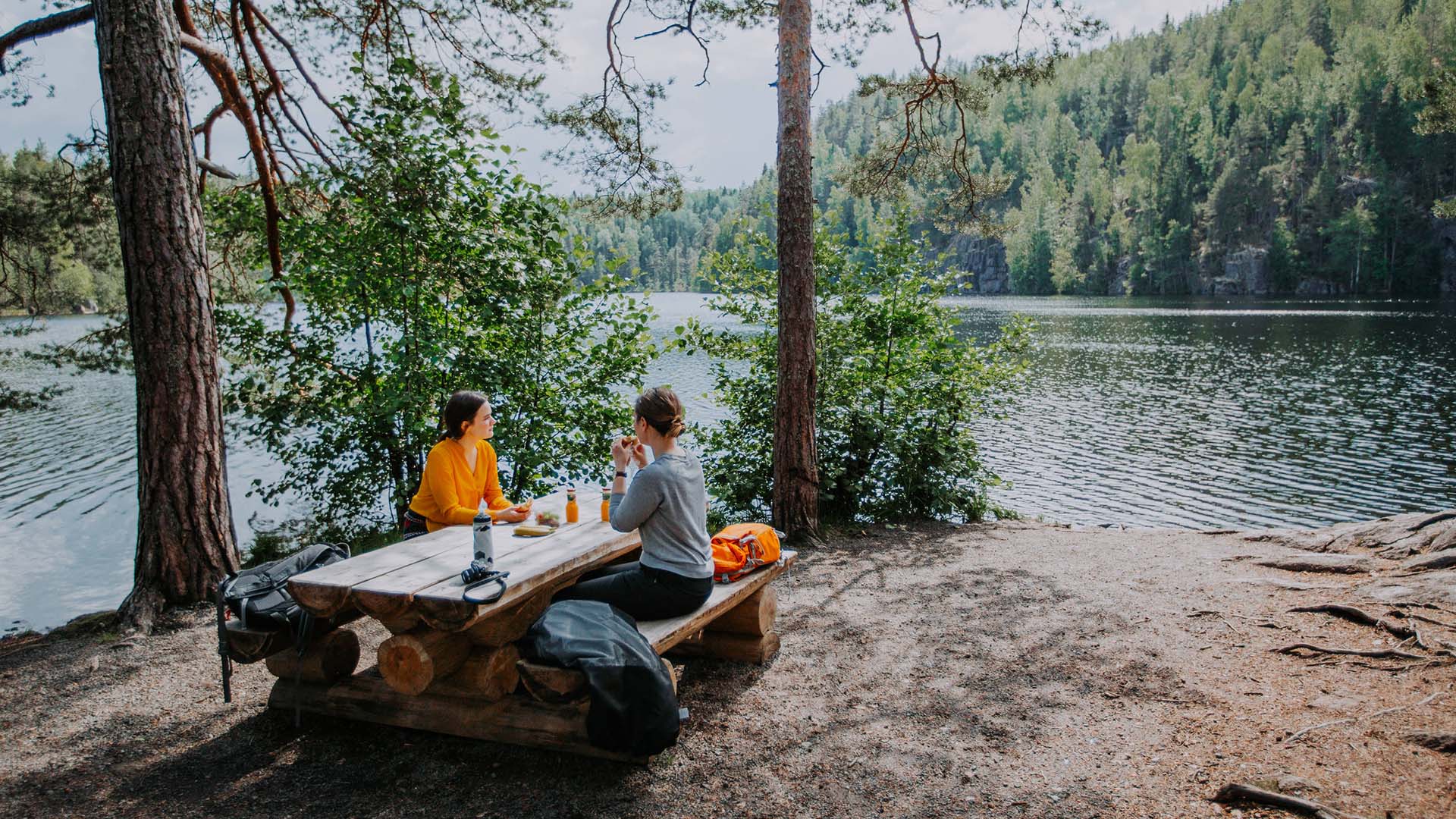 Having-a-picnic-and-camping-by-a-lake-in-Finland picnic all'aperto lungo il fiume in Finlandia in estate