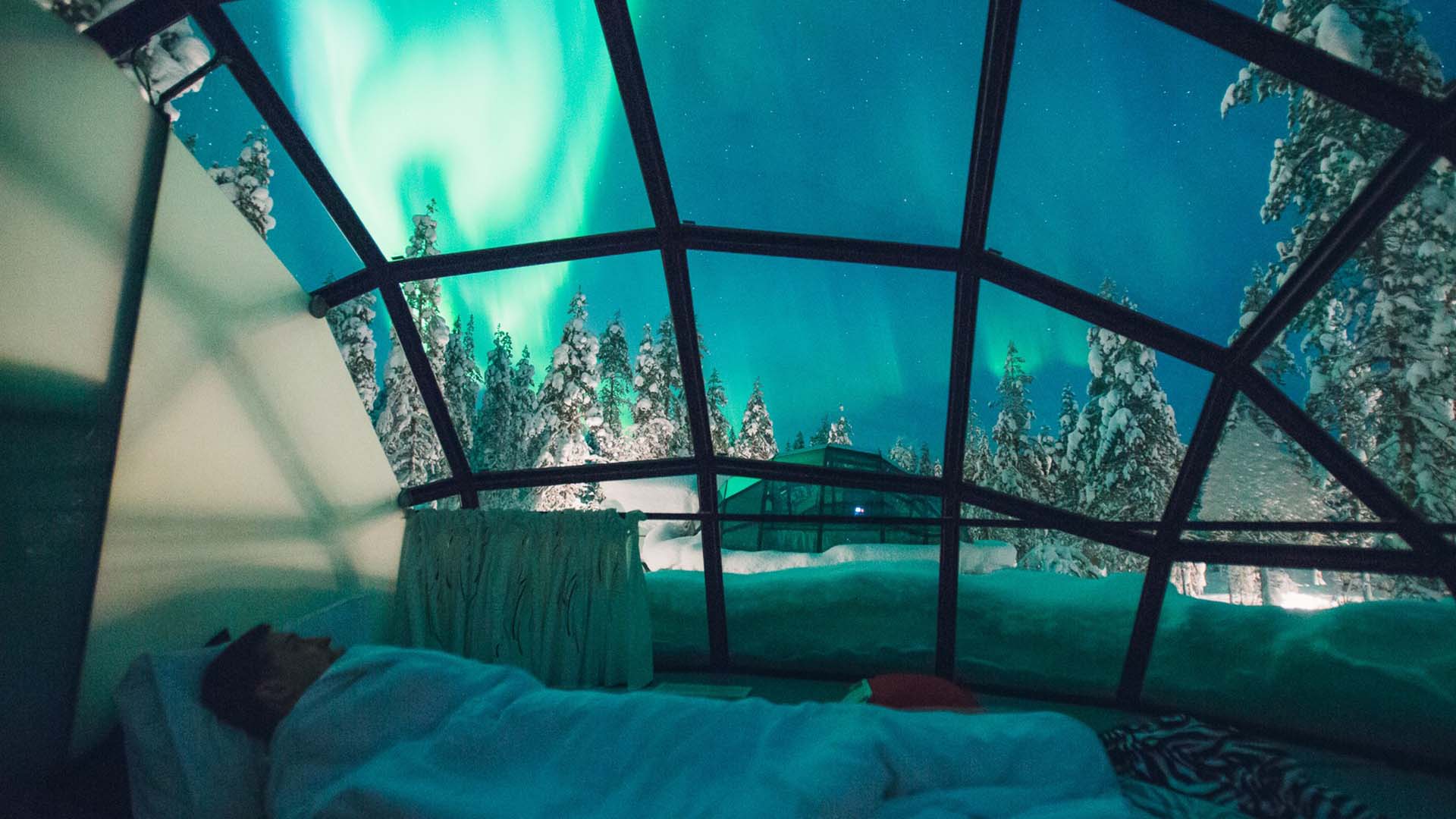 Kakslauttanen-glass-igloo-bed-lapland Pernottamento Igloo di vetro Inari-Saariselkä