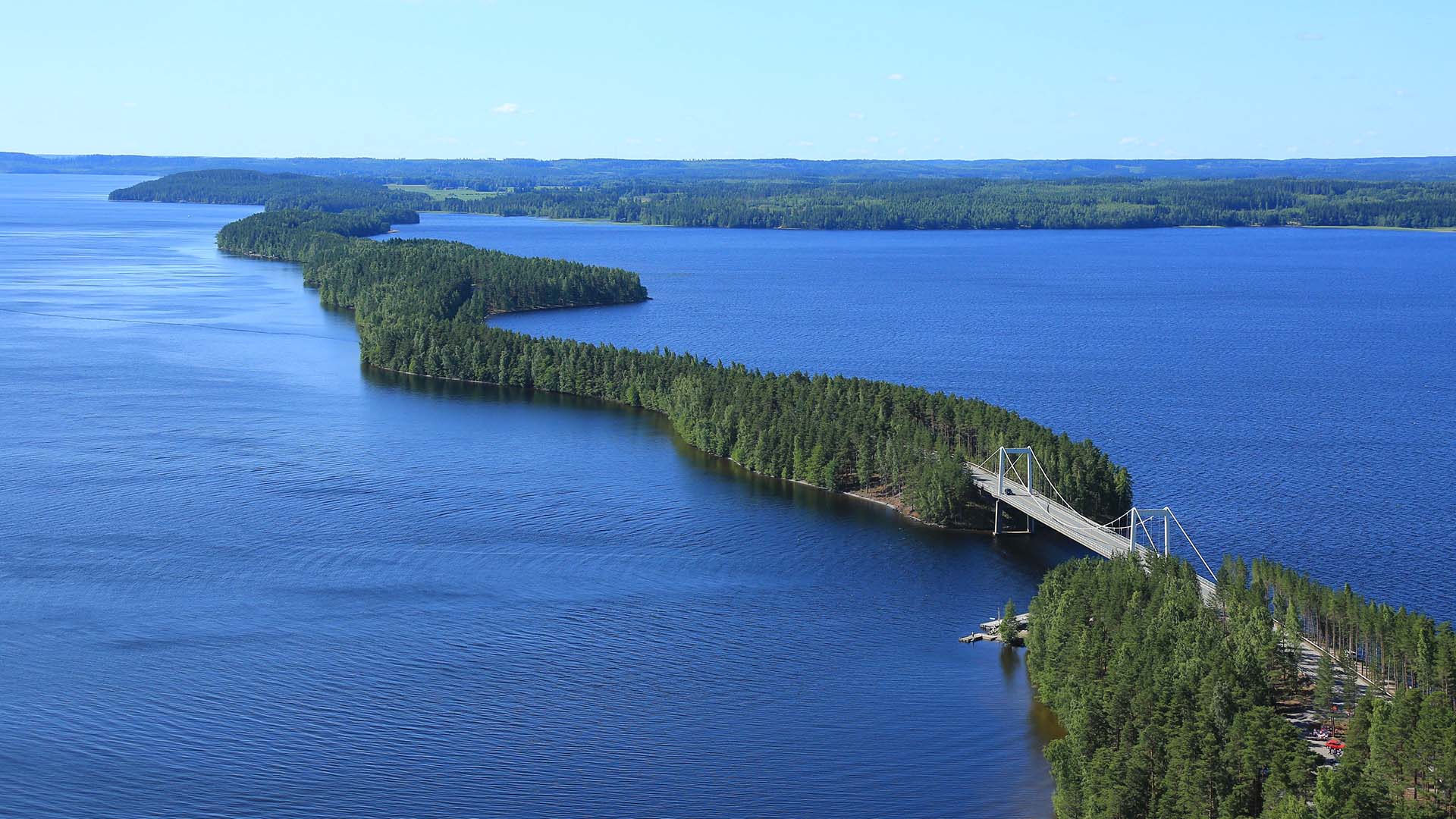 Päijänne National Park vista aerea di un ponte che collega due isolotti del Päijänne National Park