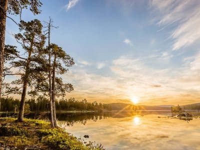 finland midnight sun sole di mezzanotte sopra un lago della lapponia finlandese