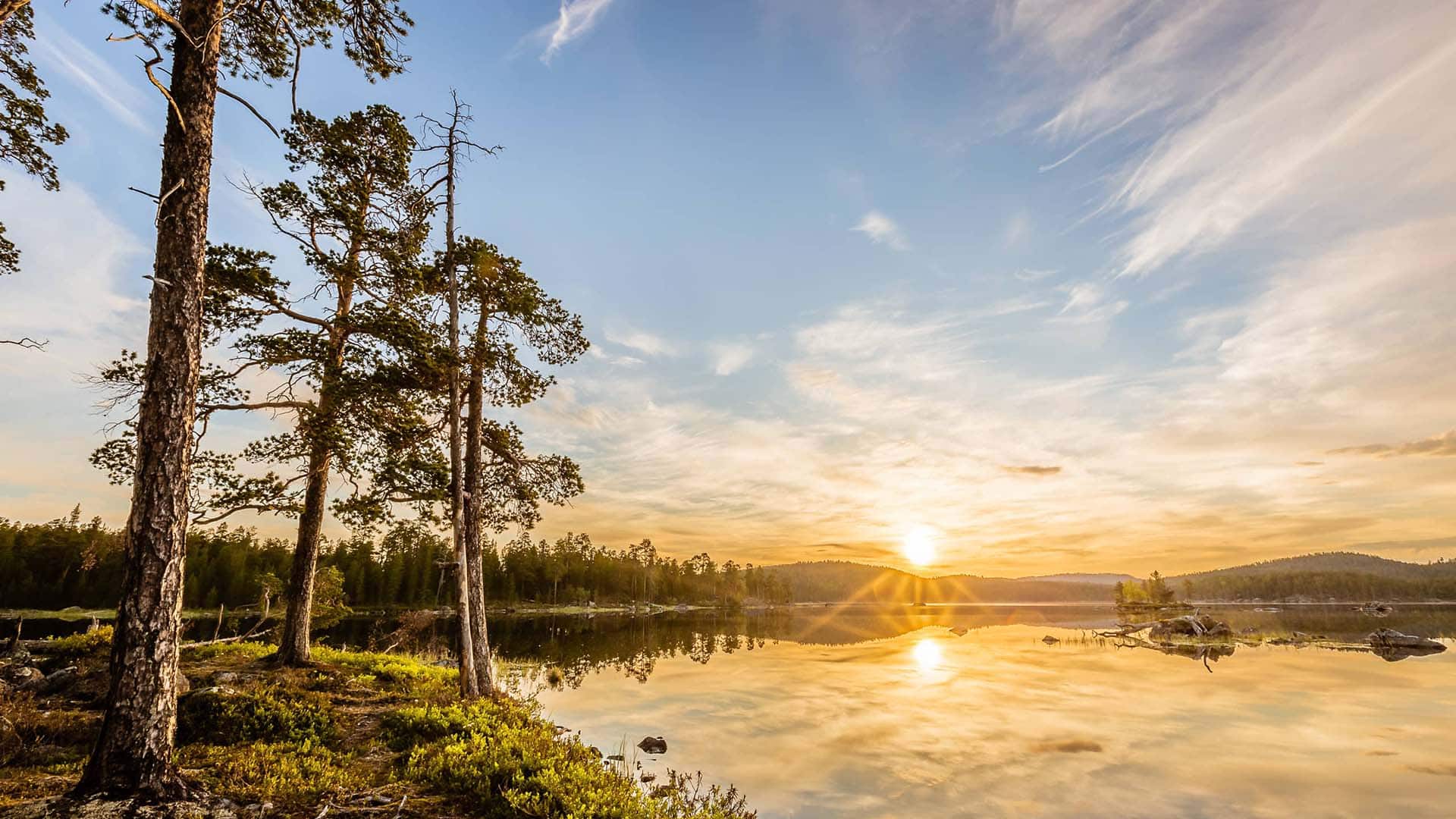 finland midnight sun sole di mezzanotte sopra un lago della lapponia finlandese