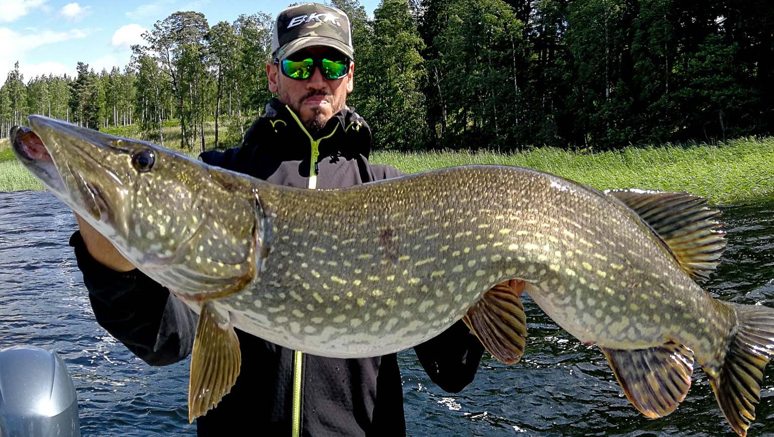 fishing in finland pescatore con enorme pesce tra la mani