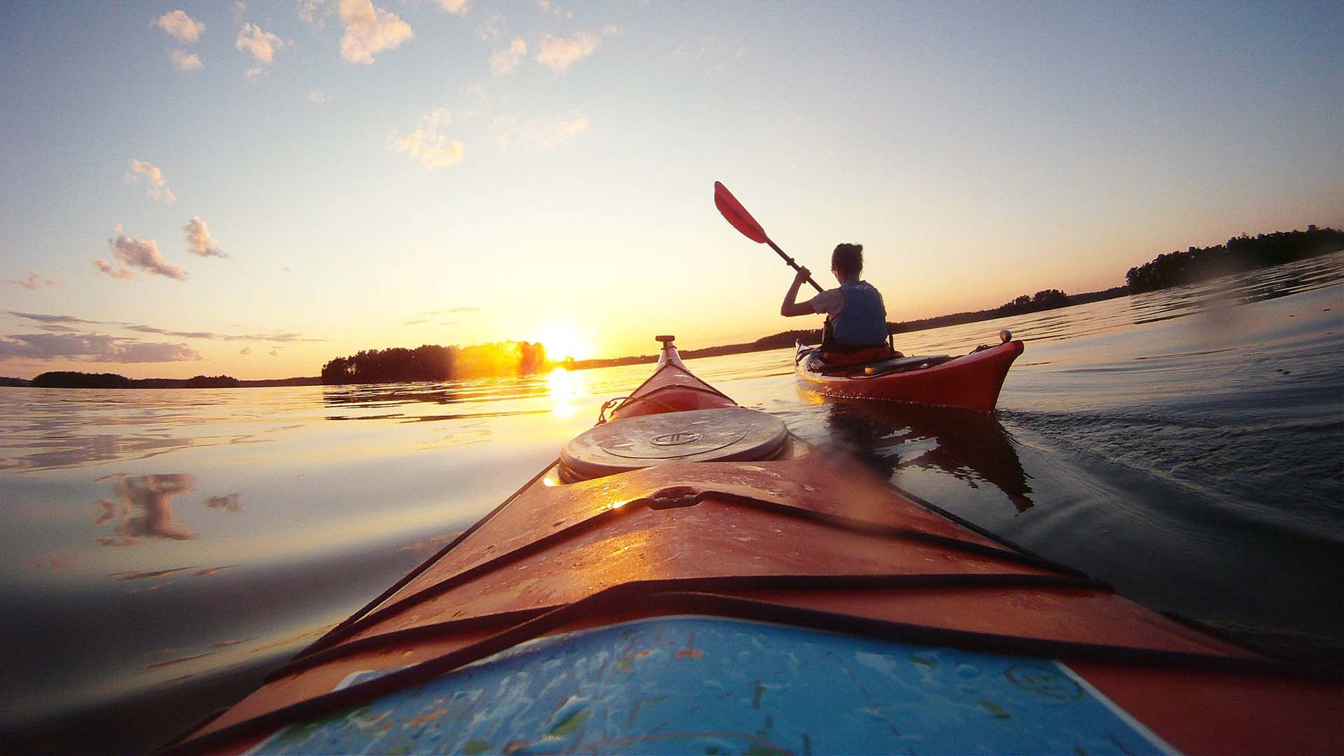 kayaking-in-the-evening in kayak nella regione dei laghi in finlandia