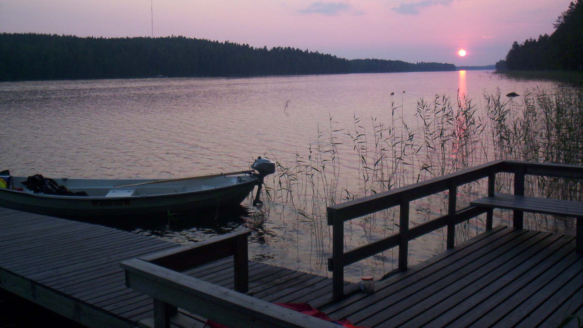 lago keitele finlandia barchetta ancorata nel lago Keitele al tramonto