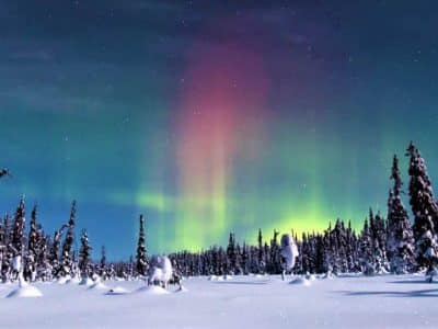 urho kekkonen national park aurora boreale aurora boreale sulla foresta innevata dell'urho kekkonen national park