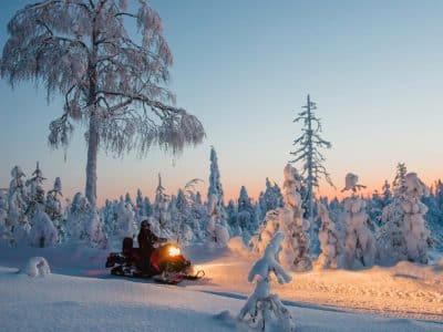 yllas_Evening_Snowmobile in motoslitta nella foresta a yllas
