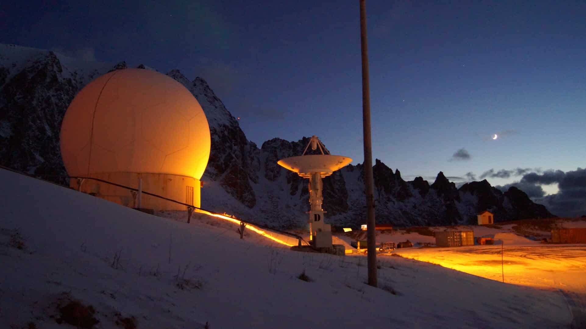 A_view_of_some_telemetry_antennea_at_Andoya_Space_Center_pillars esterno dell'Andoya Space center
