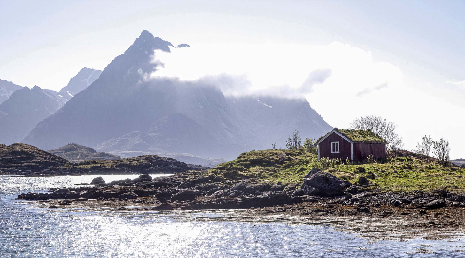 Tinden handelssted rorbu su uno scoglio nel fiordo