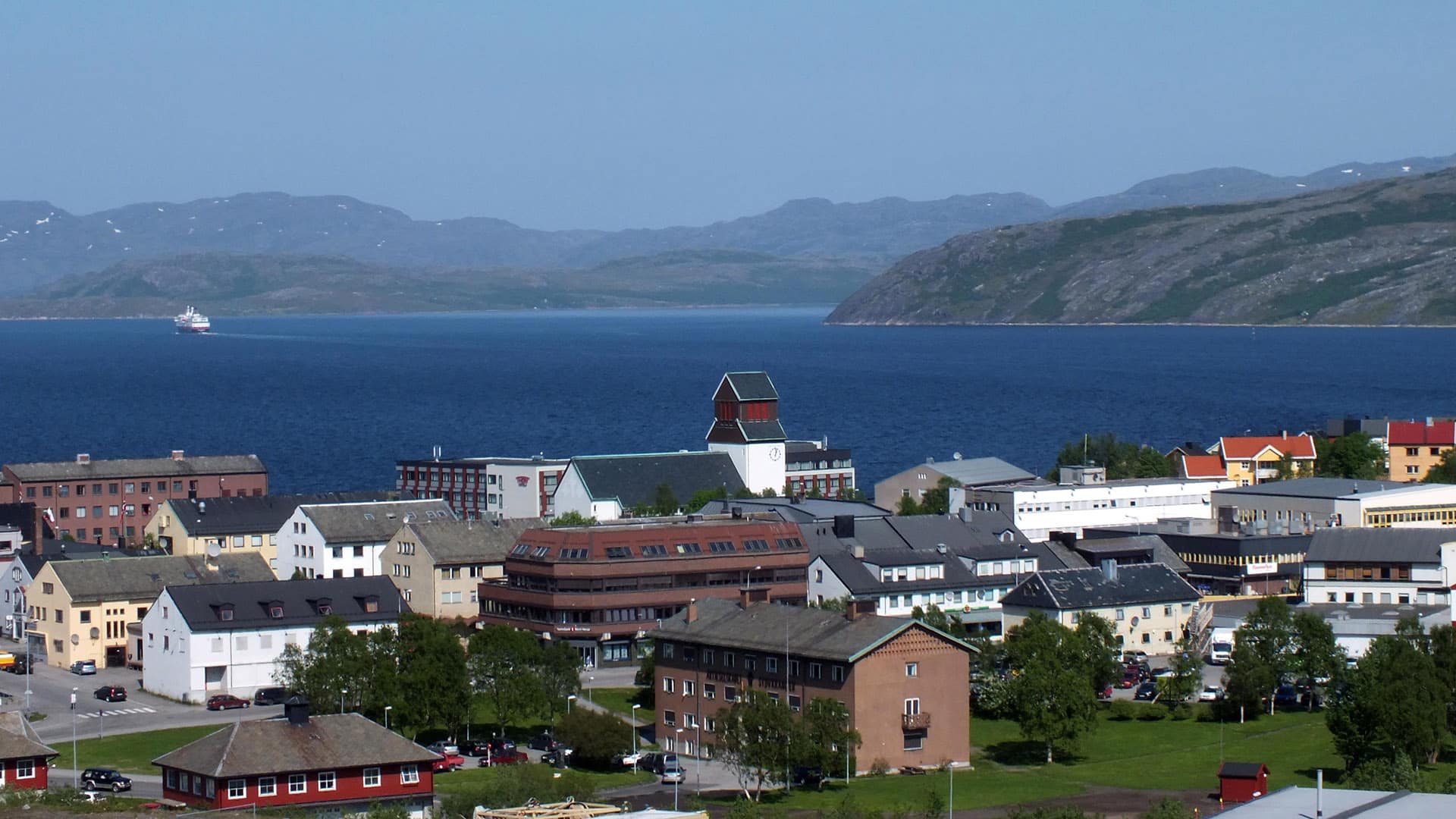 View_of_Kirkenes veduta di Kirkenes con l'hurtigruten di passaggio