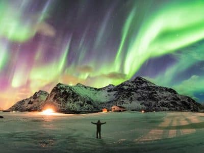 aurora boreale norvegai persona che ammira l'aurora boreale in norvegia