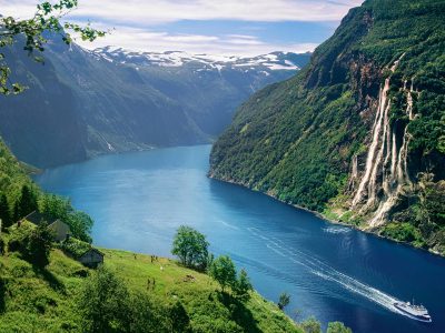 geirangerfjord una nave attarversa il geirangerfjord