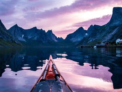kayaking_kjerkfjorden_moskenes_lofoten_northern_norway_photo_irene_brit_tjelflaat_visitnorway_com