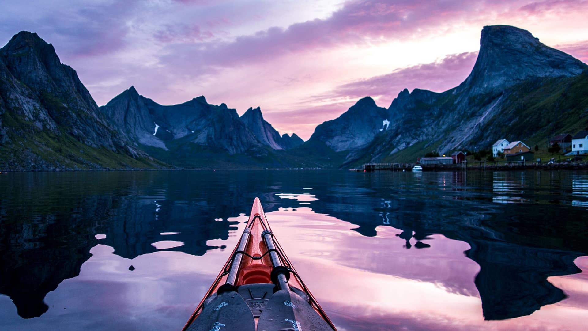 kayaking_kjerkfjorden_moskenes_lofoten_northern_norway_photo_irene_brit_tjelflaat_visitnorway_com kayak alle lofoten