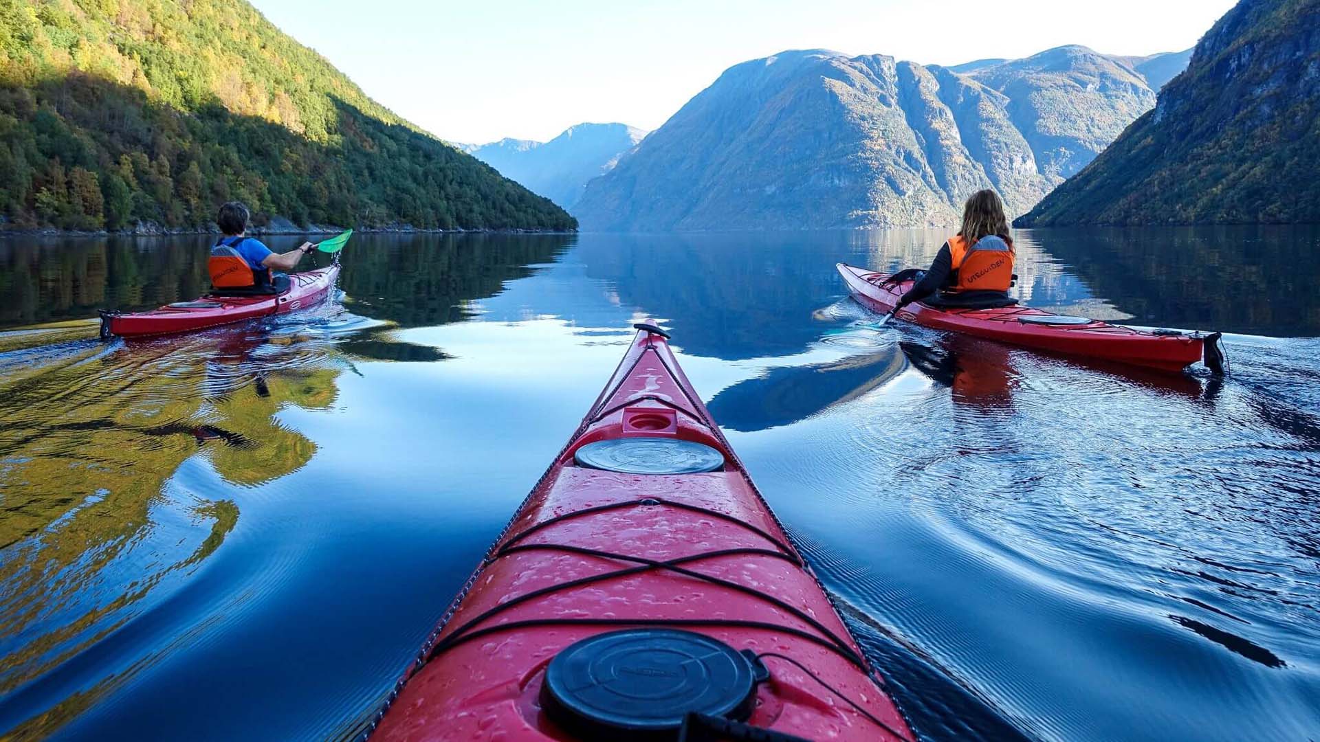 sea kayaking norway kayakisti in un fiordo norvegese