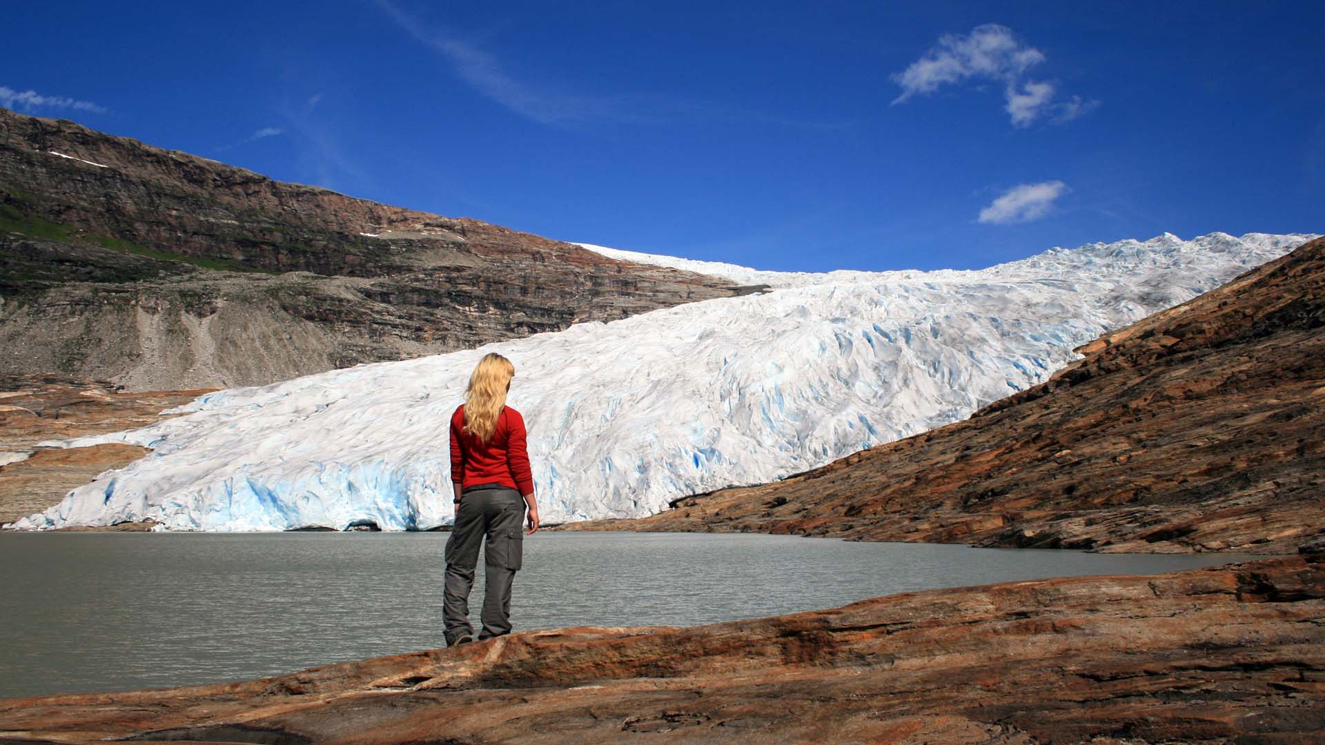 svartisen-glacier ragazza ammira il ghiacciaio dello svartisen