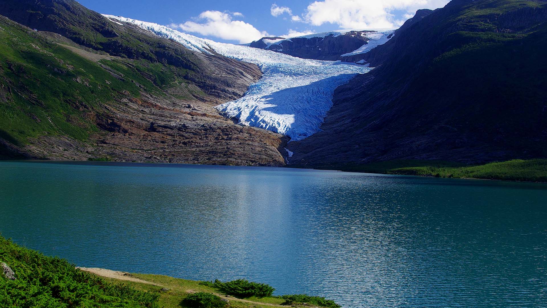 svartisen glacier ghiacciaio della svartisen visto dalla sponda opposta del mare