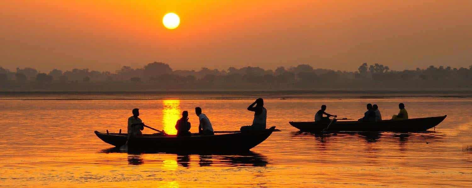 banner discovery traevl barche al tramonto sul fiume gange