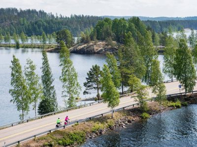 cycling-by-lake-saimaa