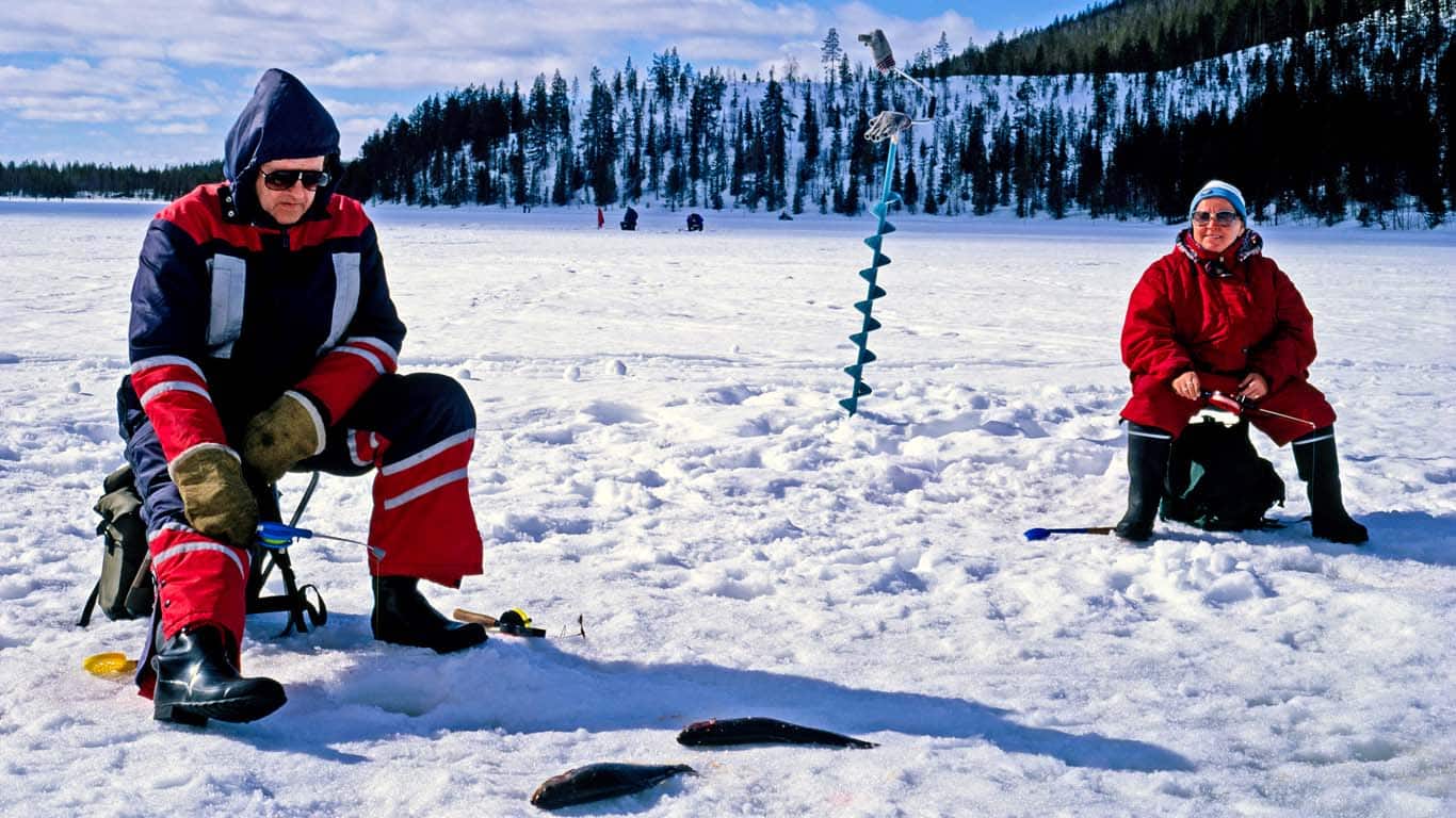 ice fishing lago inari Escursione Inari-Saariselkä