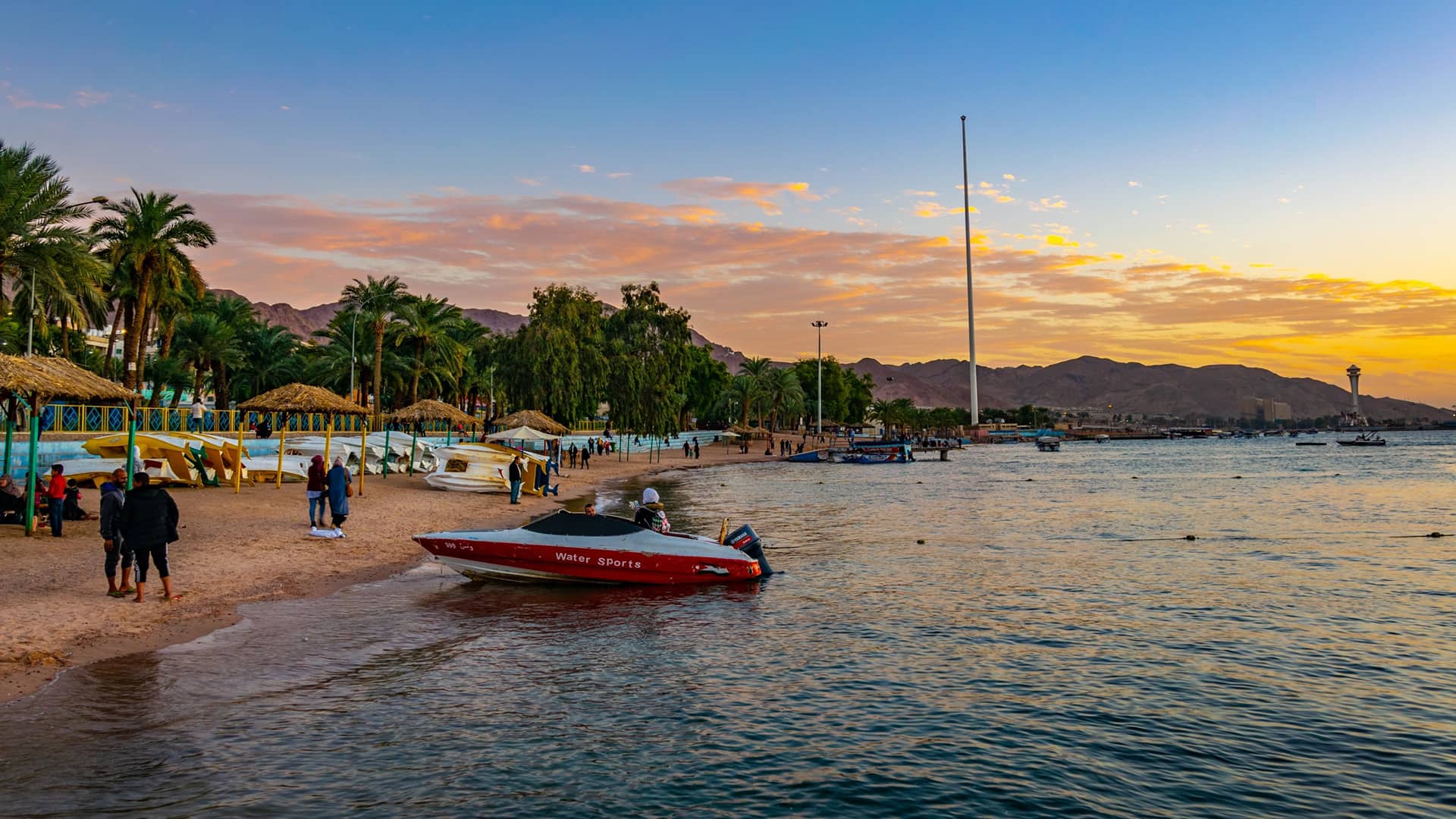 Aqaba-Travel piccolo motoscafo sulla spiaggia di aqaba