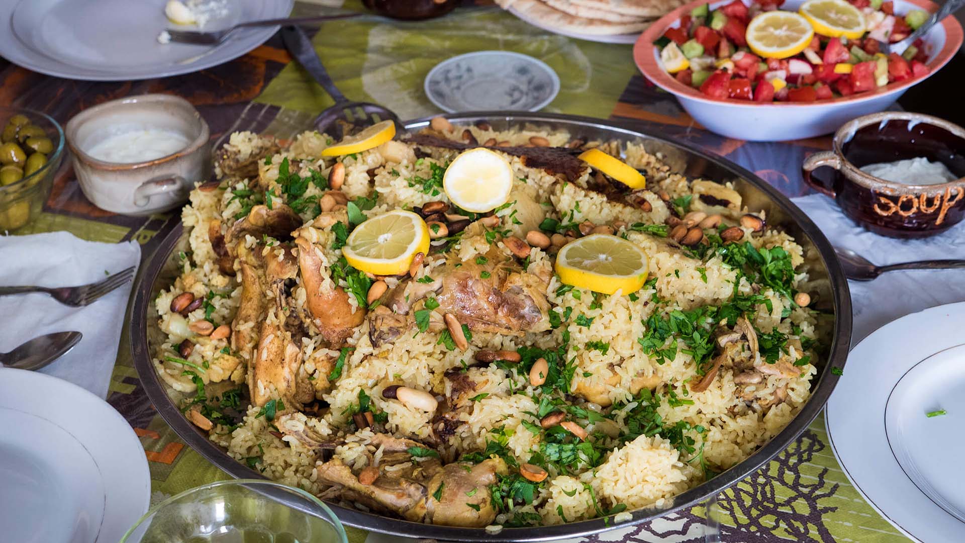 jordanian-food-maqluba piattone di cibo in giordania