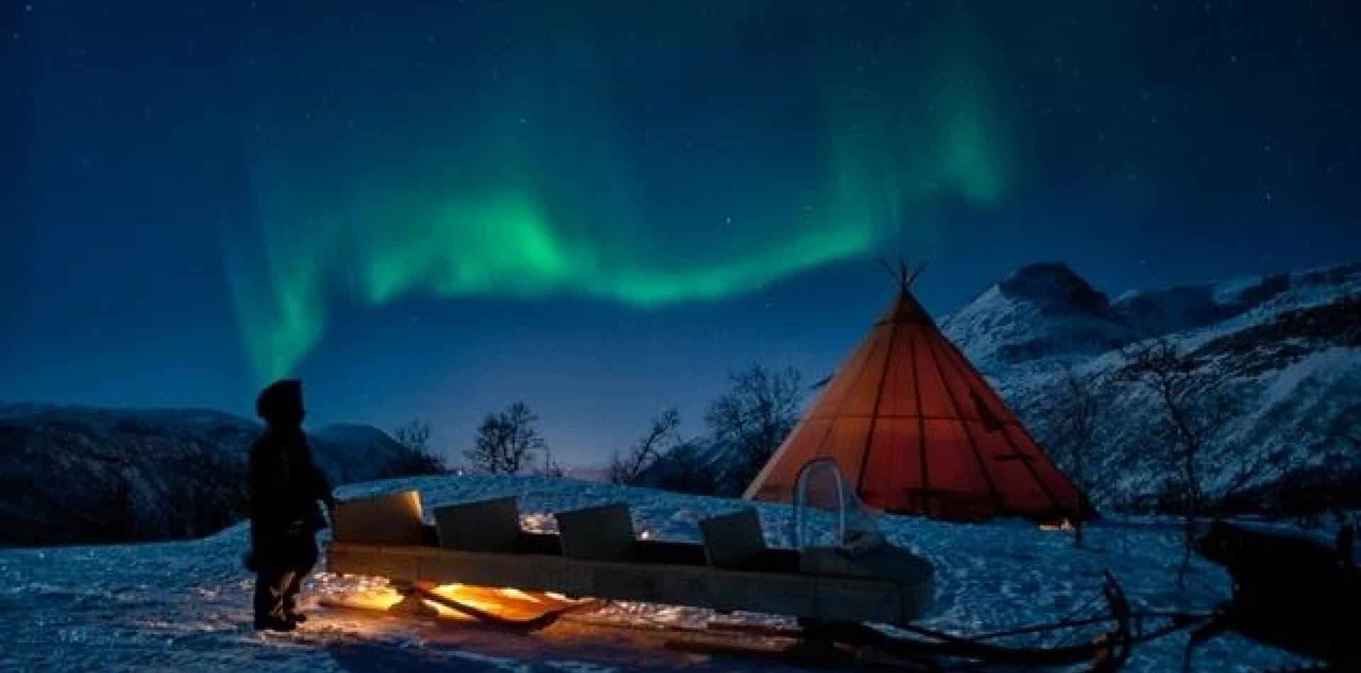 narvik-sami-lavvu-aurora-boreale tenda sami sotto l'aurora boreale