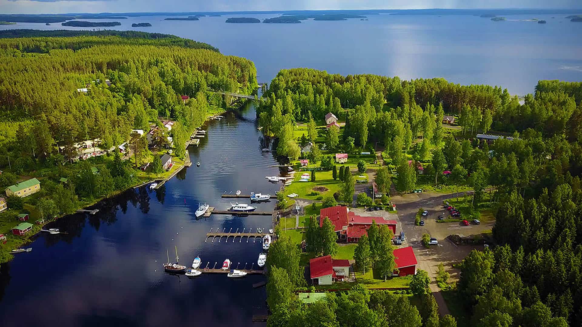 oravi-village la marina di oravi in estate ripresa dal drone