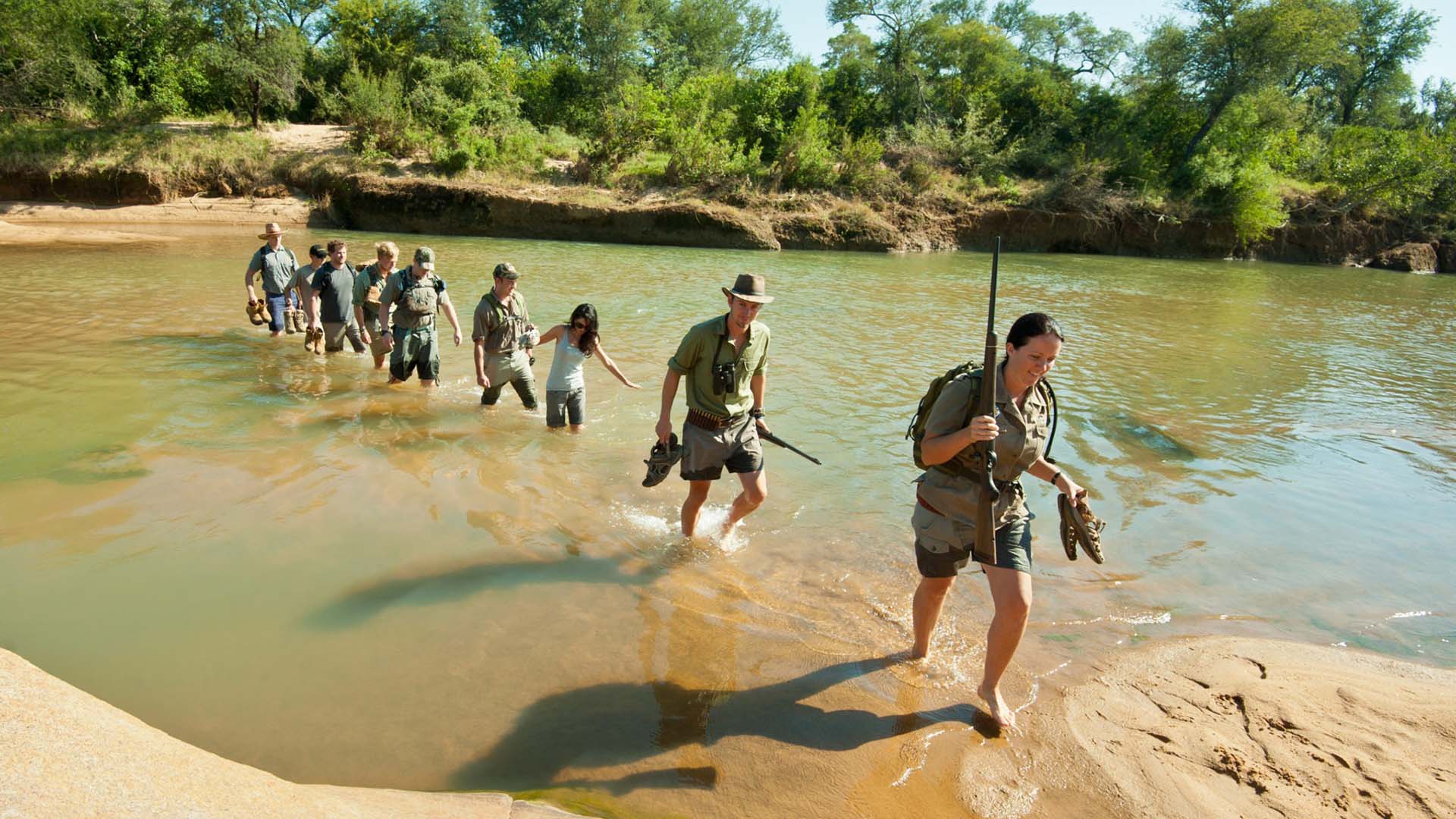 Ecotraining-bush-walk-students-water guado a piedi nella savana