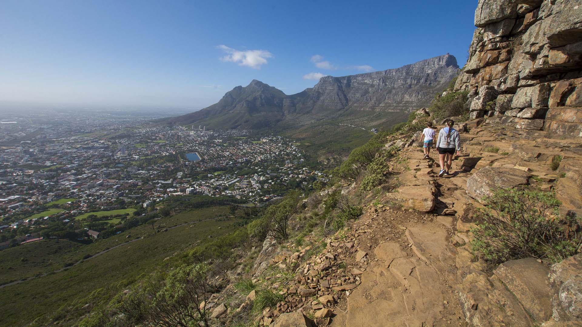 Table-Mountain-Hiking escursionisti lungo un sentiero che porta in cima alla Table Mountain