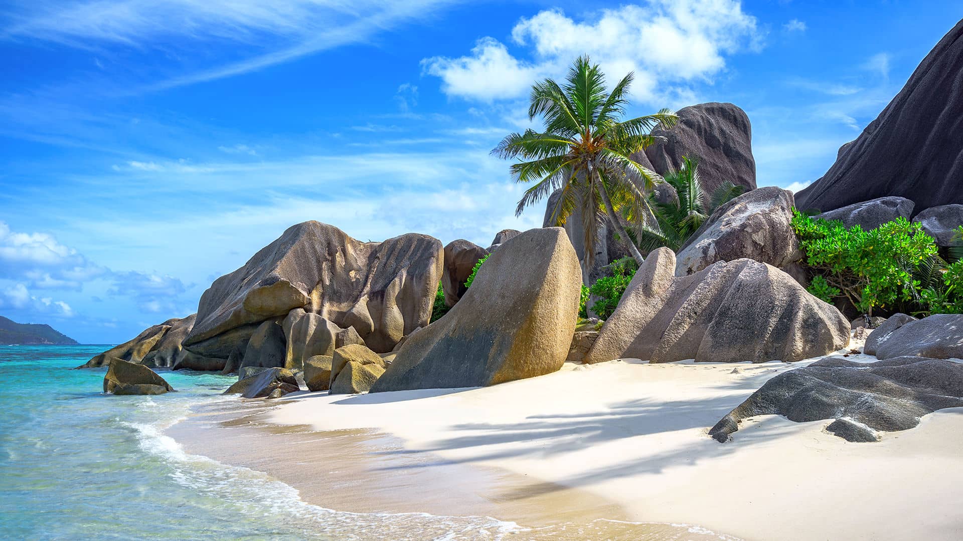 beau vallon beach seychelles spiaggia di beau vallon con palme da cocco dietro rocce granitiche