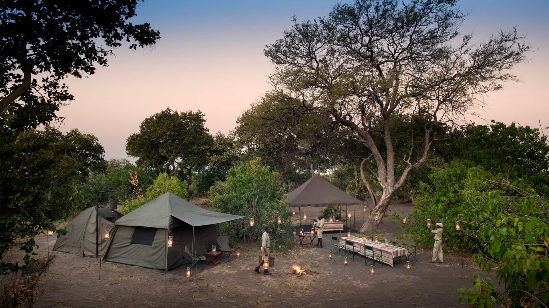 guest-dining-area-on-a-botswana-mobile-camping-expedition campo tendato mobile in Botswana