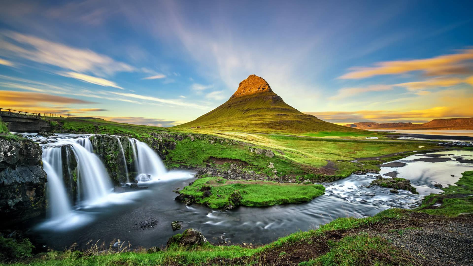 Mount-Kirkjufelland-and-Kirkjufellsfoss-Waterfall-on-Snaefellsnes-peninsula-Iceland Escursione Snæfellsnes