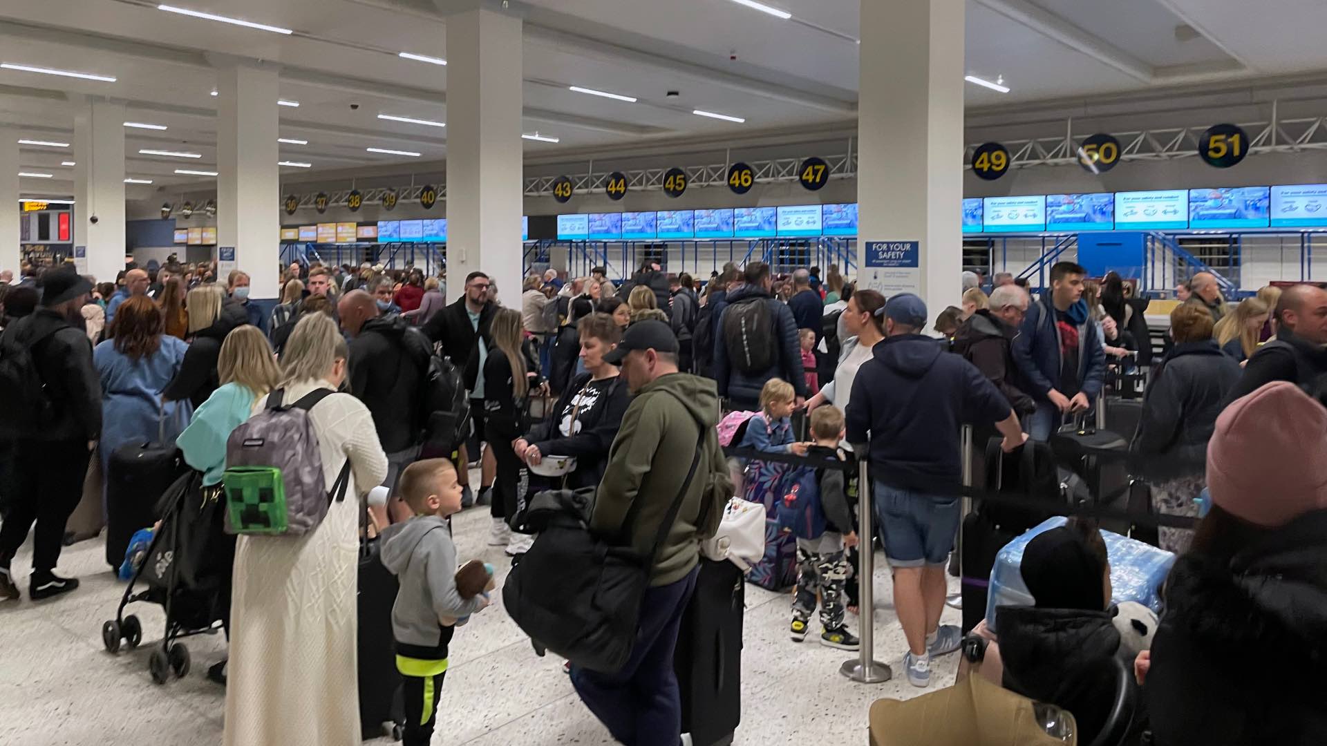 uk airport chaos lunga coda in aeroporto in UK