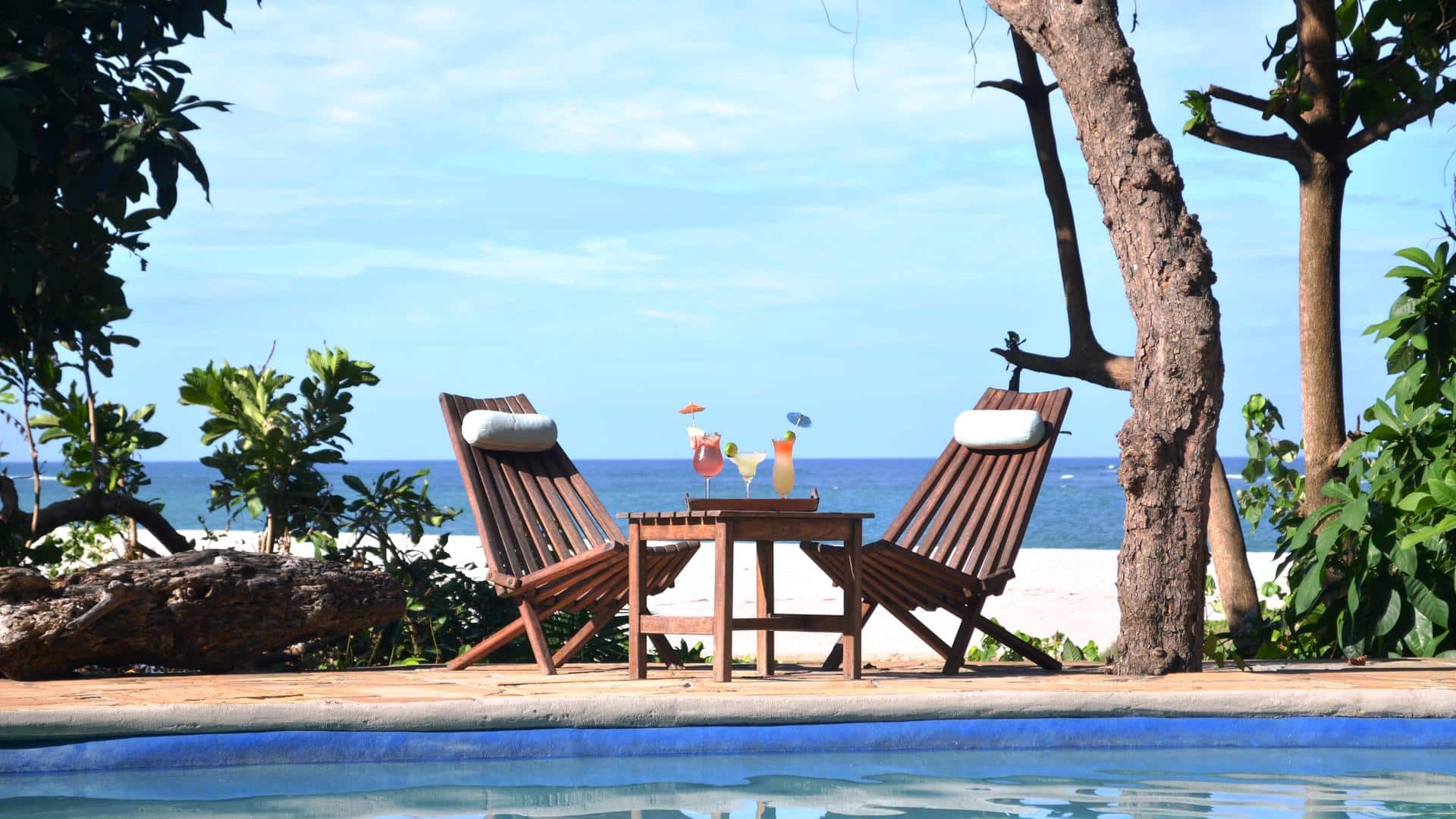 ras kutani sdraio e cocktail sulla spiaggia di ras kutani