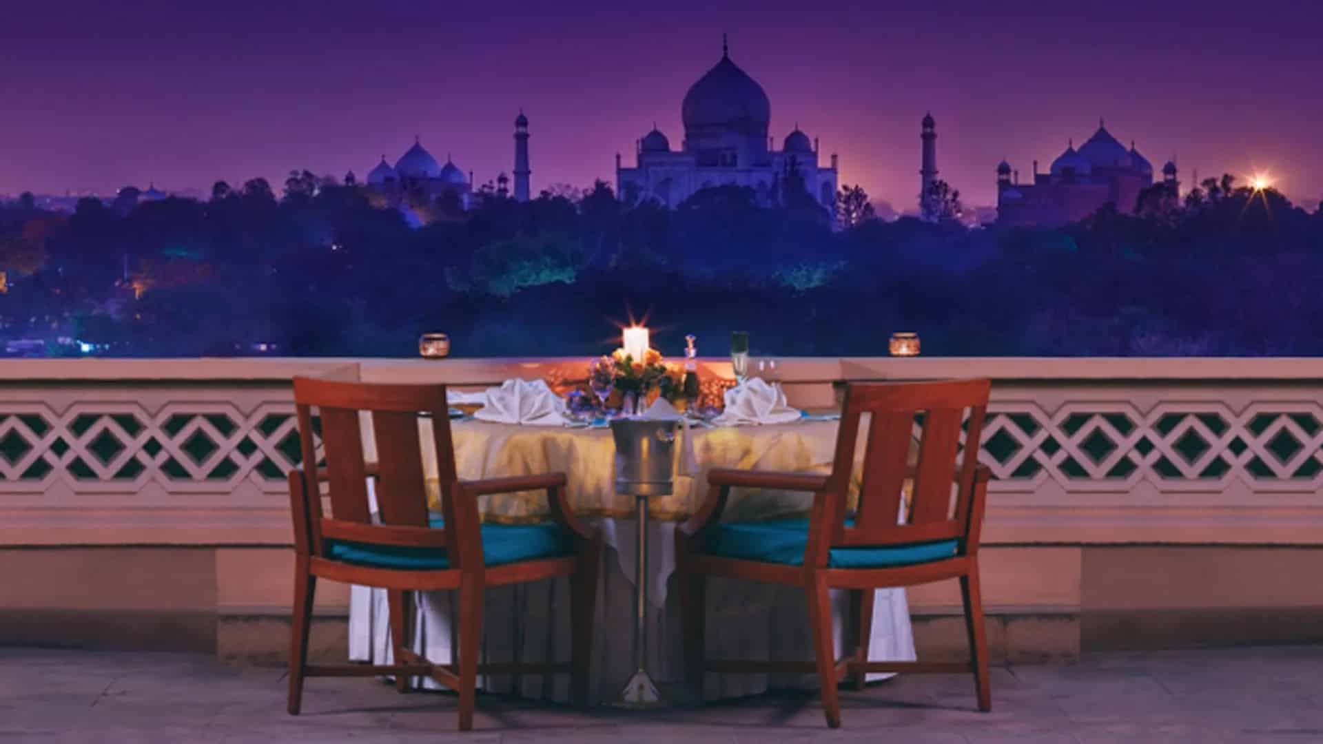 india tramonto vista di un minareto al tramonto in India dalla terrazza dell'hotel.