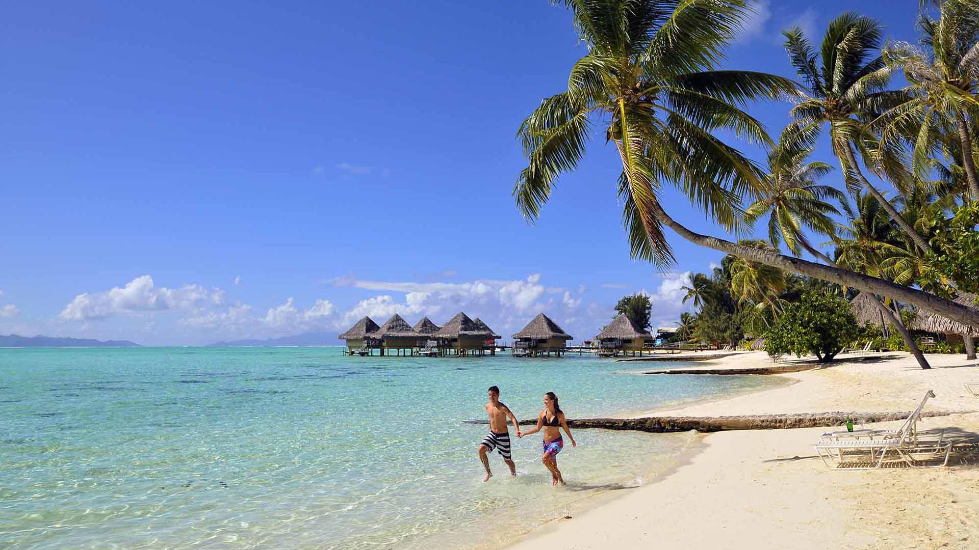 polinesia coppia su una spiaggia polinesiana