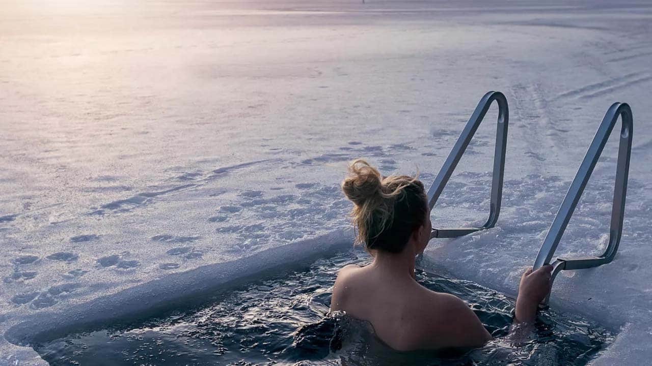 ice swimming ivalo ragazza immersa in un lago ghiacciato in Finlandia