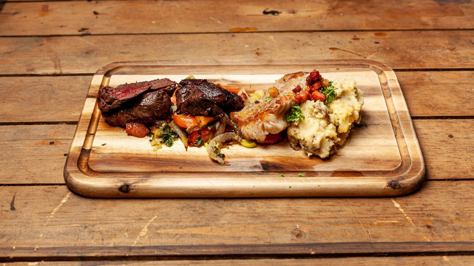 food in tromsø tagliere con carne e pesce a Tromsø