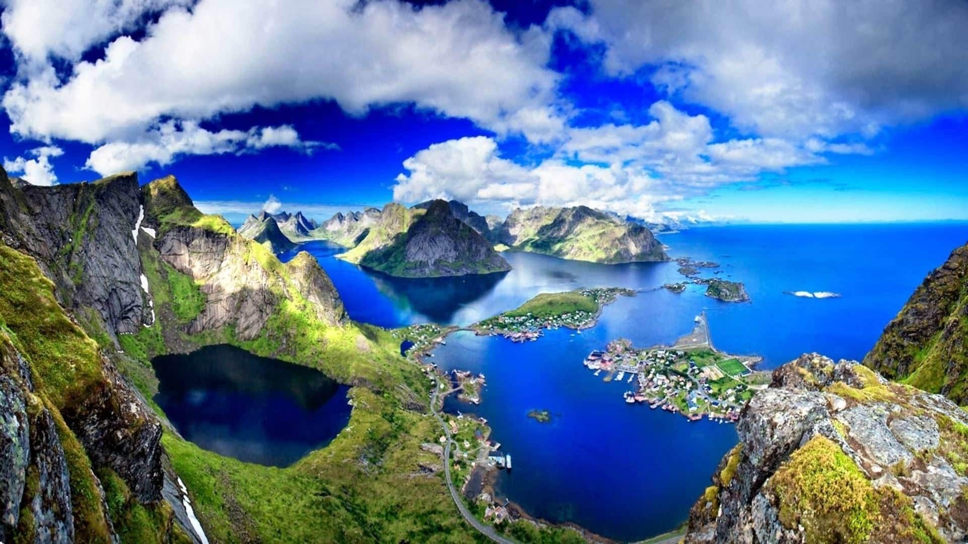 Lofoten-archipelago-district-in-Nordland-county-in-Norway-known-dramatic-mountains-and-peaks-seas-bays-and-beaches-virgin-soil vista aerea delle montagne delle Lofoten