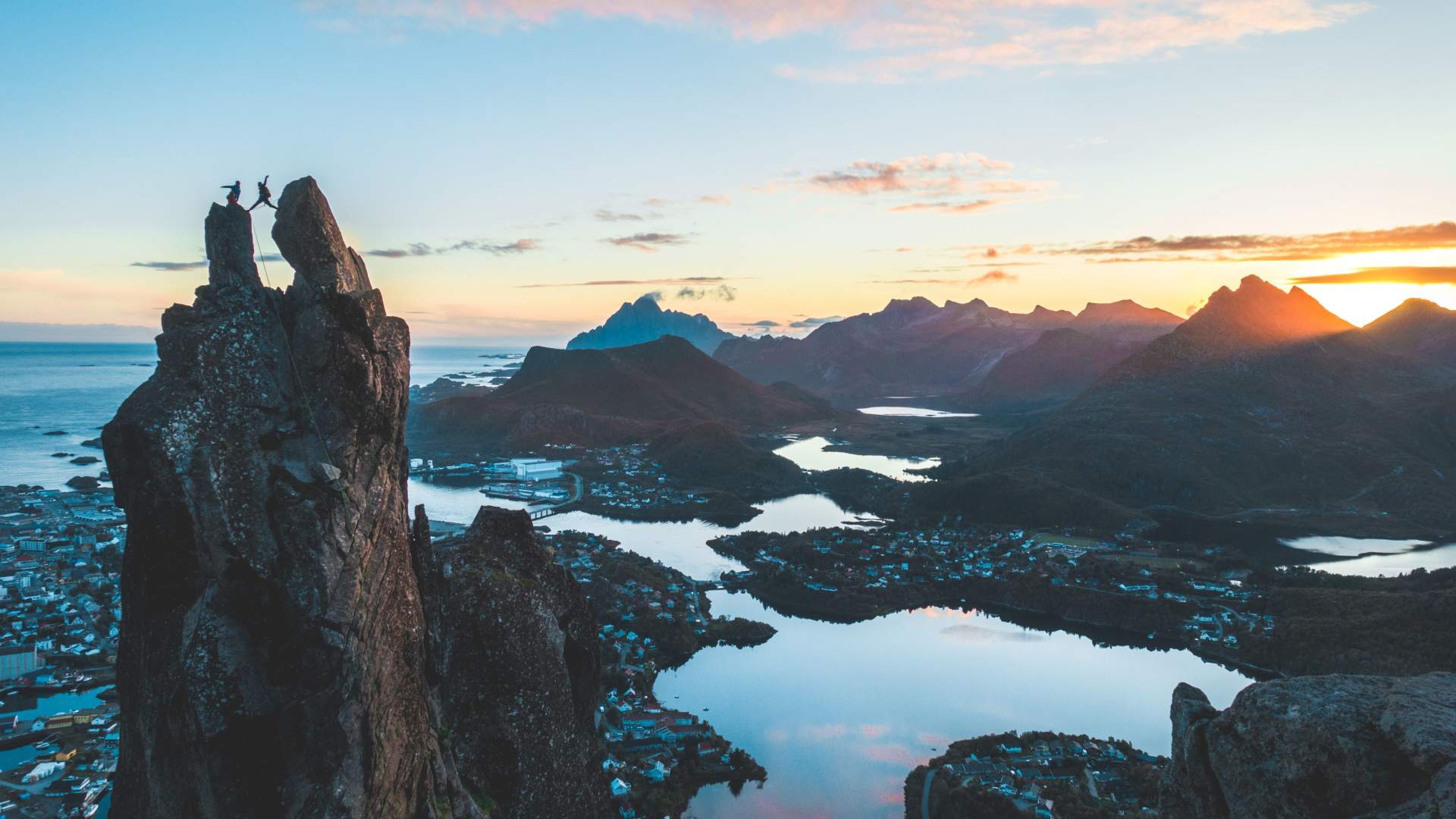 svolvaergeita lofoten escursionsta che fa il salto della capra a svolvaergeita