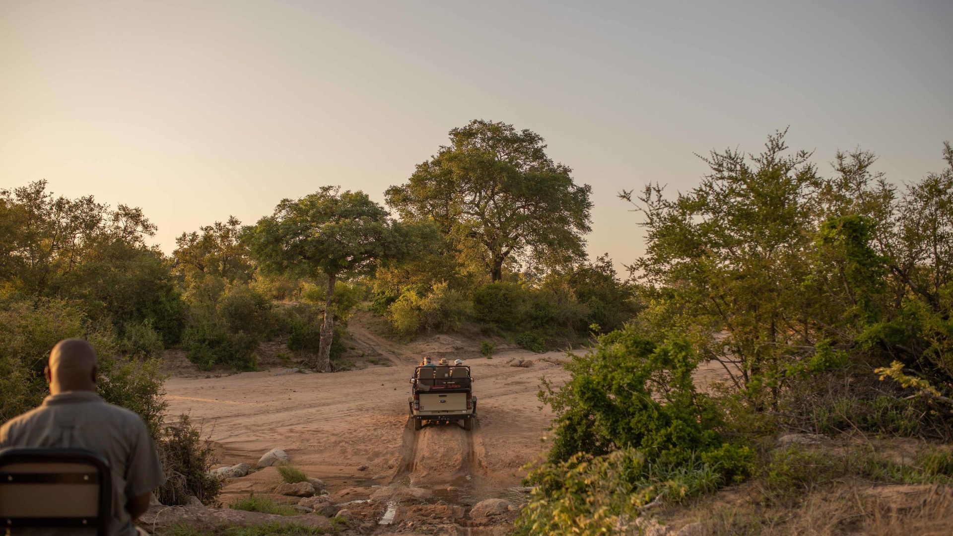 bateleur-safari-camp-your-perfect-africa-timbavati-specials jeep attraversano il etto di un fiume durante un safari nella Timbavati Private game Reserve