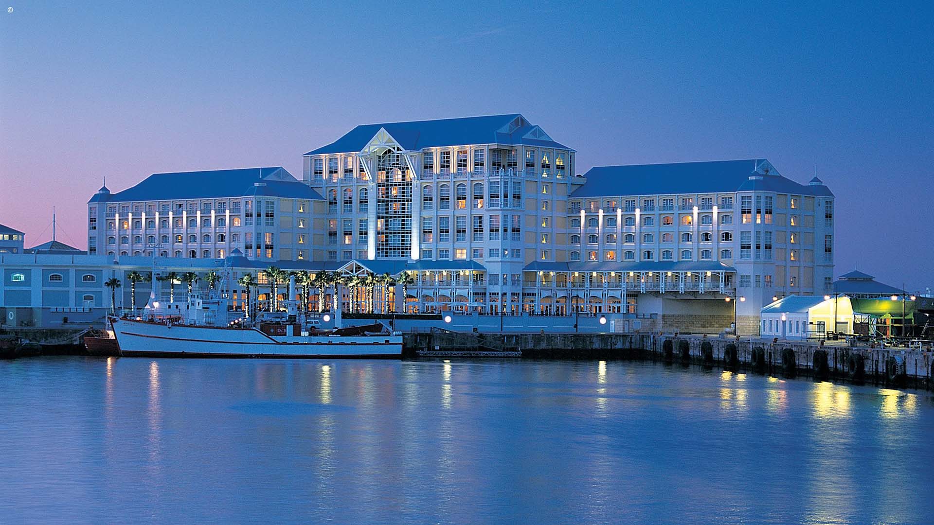 table bay hotel cape town esterno del table bay hotel al V&A Waterfront di Cape Town visto dal mare al tramonto