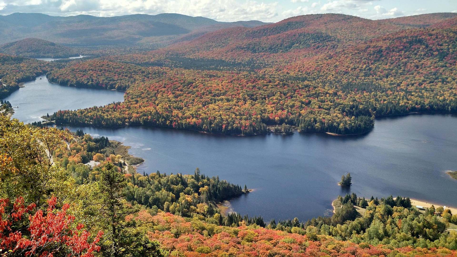 autumn-at-mont-tremblant-québec- -wallpaper colori autunnali del Mont Tremblant National Park