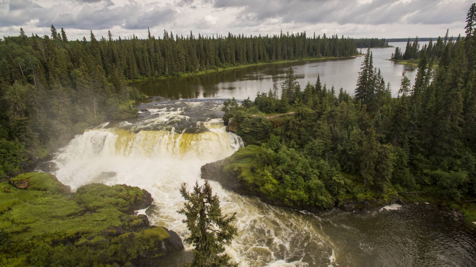pisew-falls-manitoba Rapide in una foresta del Manitoba